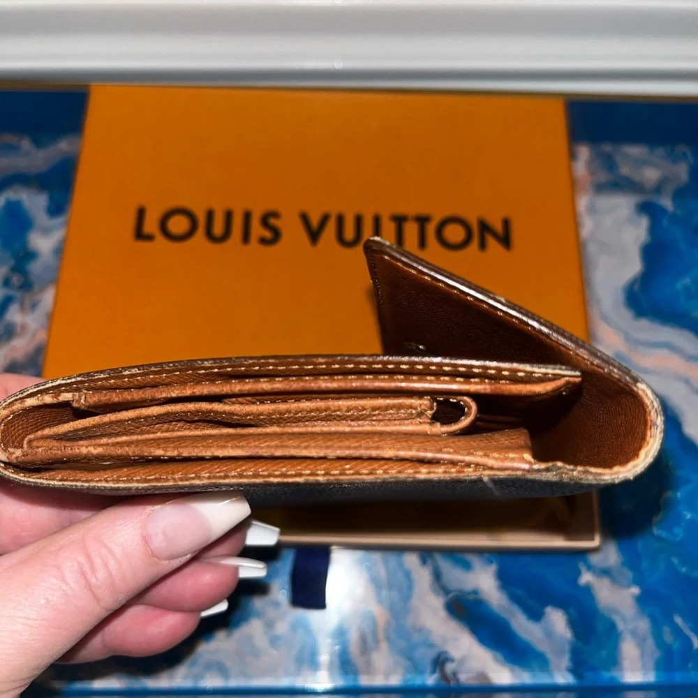 🍀 Louis Vuitton monogram larger size wallet - good condition! Authentic. - Picture 9 of 16